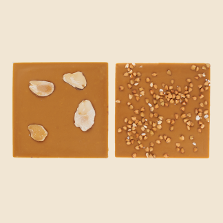 Le chocolat blond offre un onctueux mélange de notes biscuitées et de lait caramélisé, complété par des inclusions de sarrasin et d'amandes grillées.