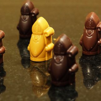 Trois mini St-Nicolas, trois chocolats fourrés aux pralinés (amandes/noisettes, noisettes, graines de courge).