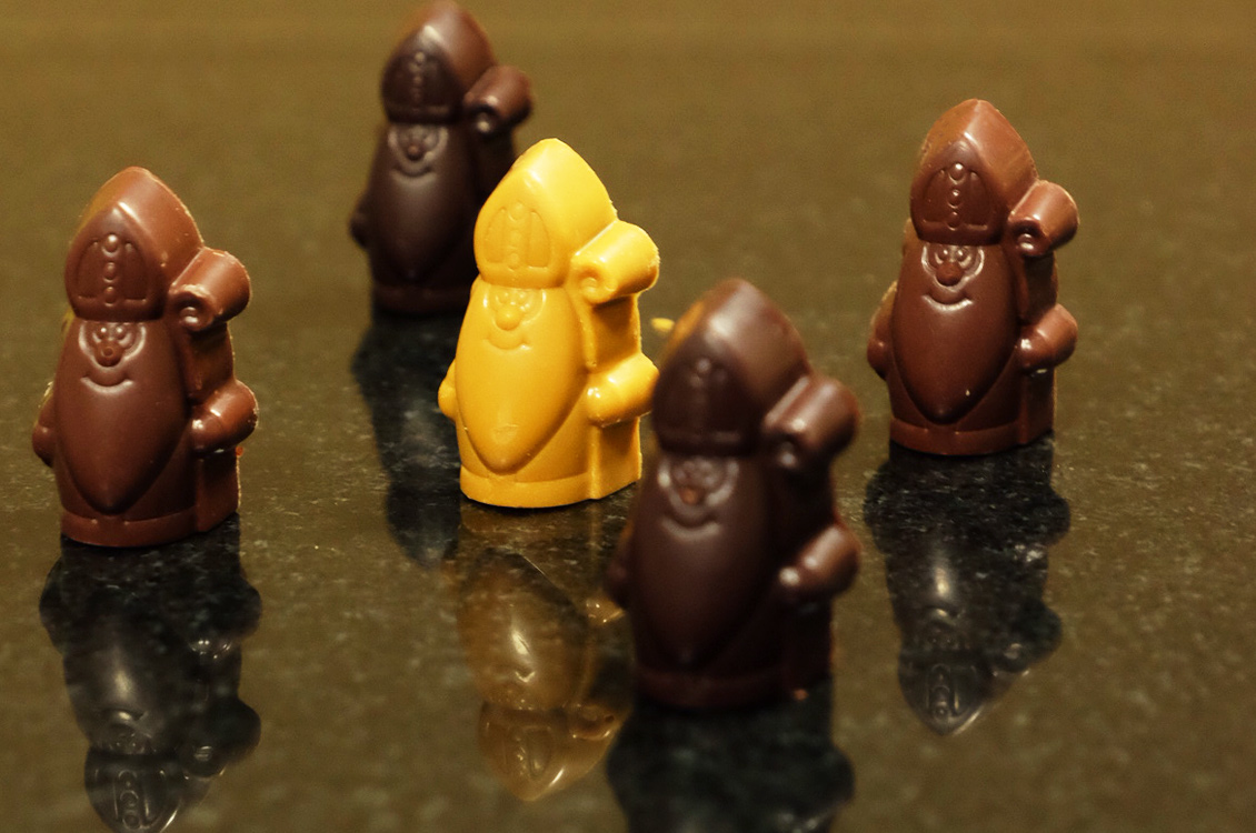 Trois mini St-Nicolas, trois chocolats fourrés aux pralinés (amandes/noisettes, noisettes, graines de courge).